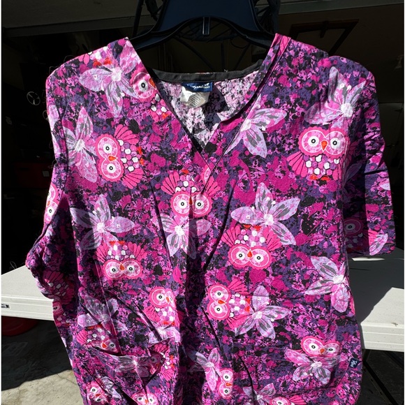 Printed Scrub Tops - Picture 4 of 10